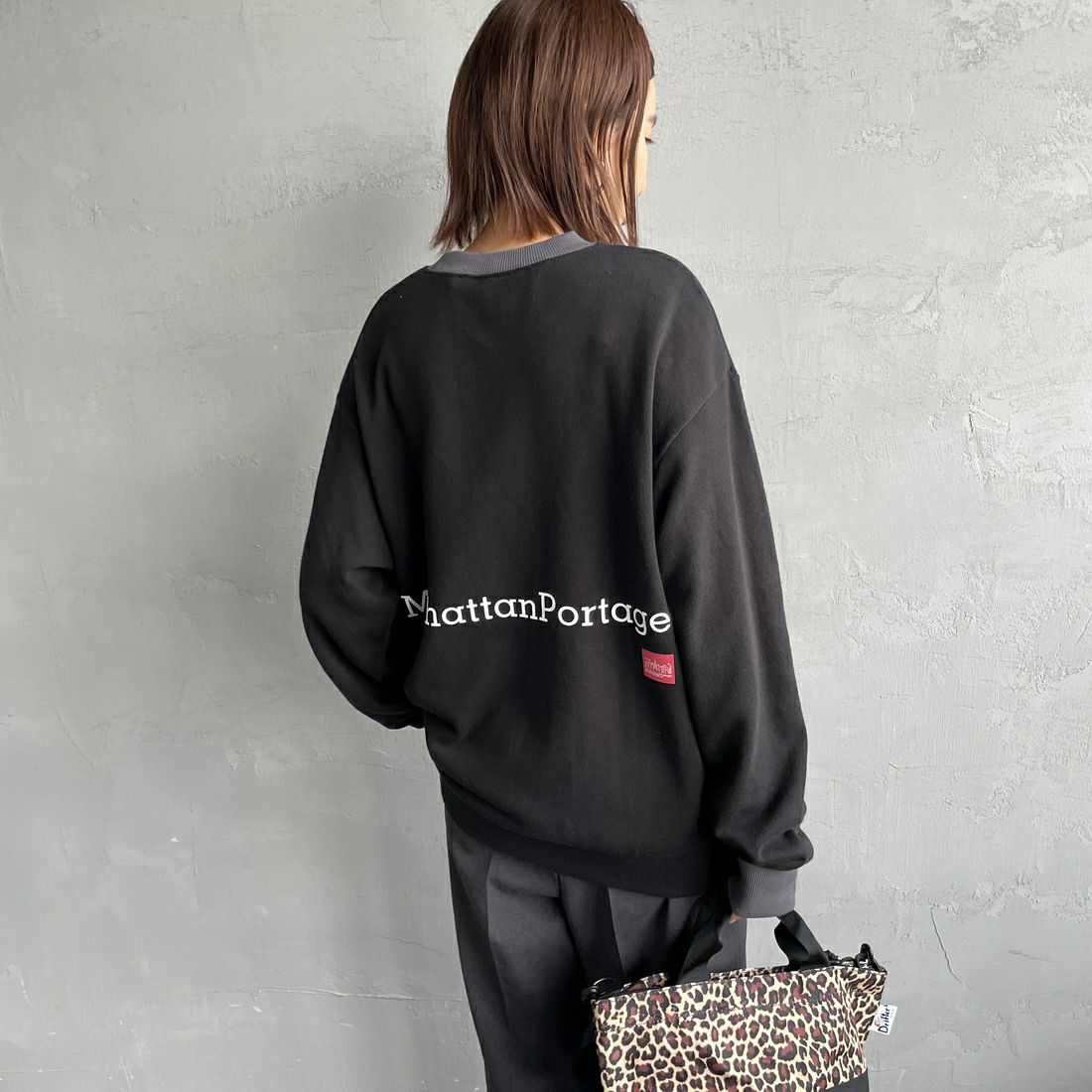 MANHATTAN PORTAGE [マンハッタンポーテージ] 別注 ポケット刺繍 リンガークルーネックスウェット [25FWMP-IN70-JF] BLACK &&モデル身長：160cm 着用サイズ：S&&