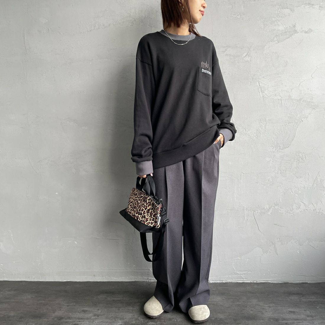 MANHATTAN PORTAGE [マンハッタンポーテージ] 別注 ポケット刺繍 リンガークルーネックスウェット [25FWMP-IN70-JF] BLACK &&モデル身長：160cm 着用サイズ：S&&