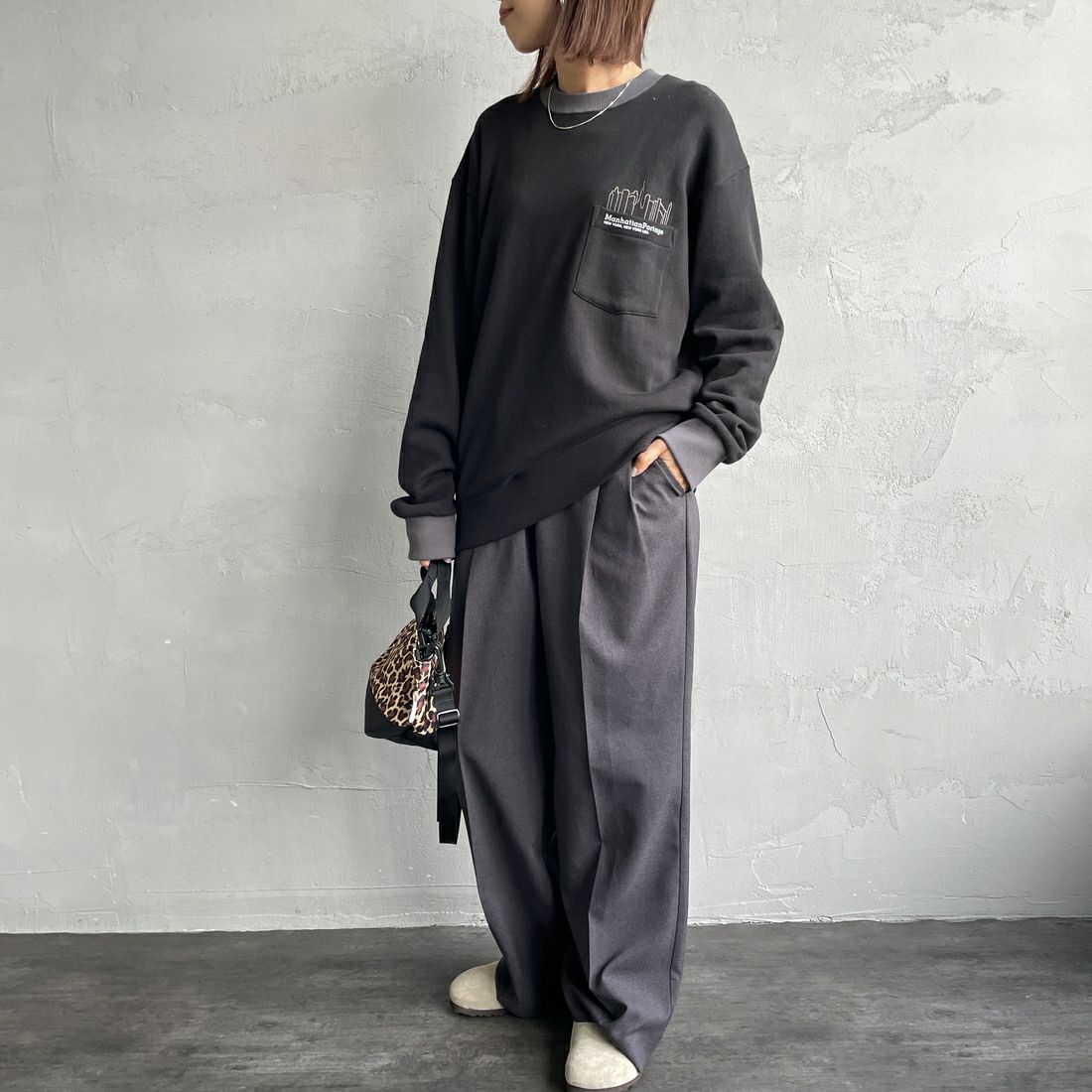 MANHATTAN PORTAGE [マンハッタンポーテージ] 別注 ポケット刺繍 リンガークルーネックスウェット [25FWMP-IN70-JF] BLACK &&モデル身長：160cm 着用サイズ：S&&