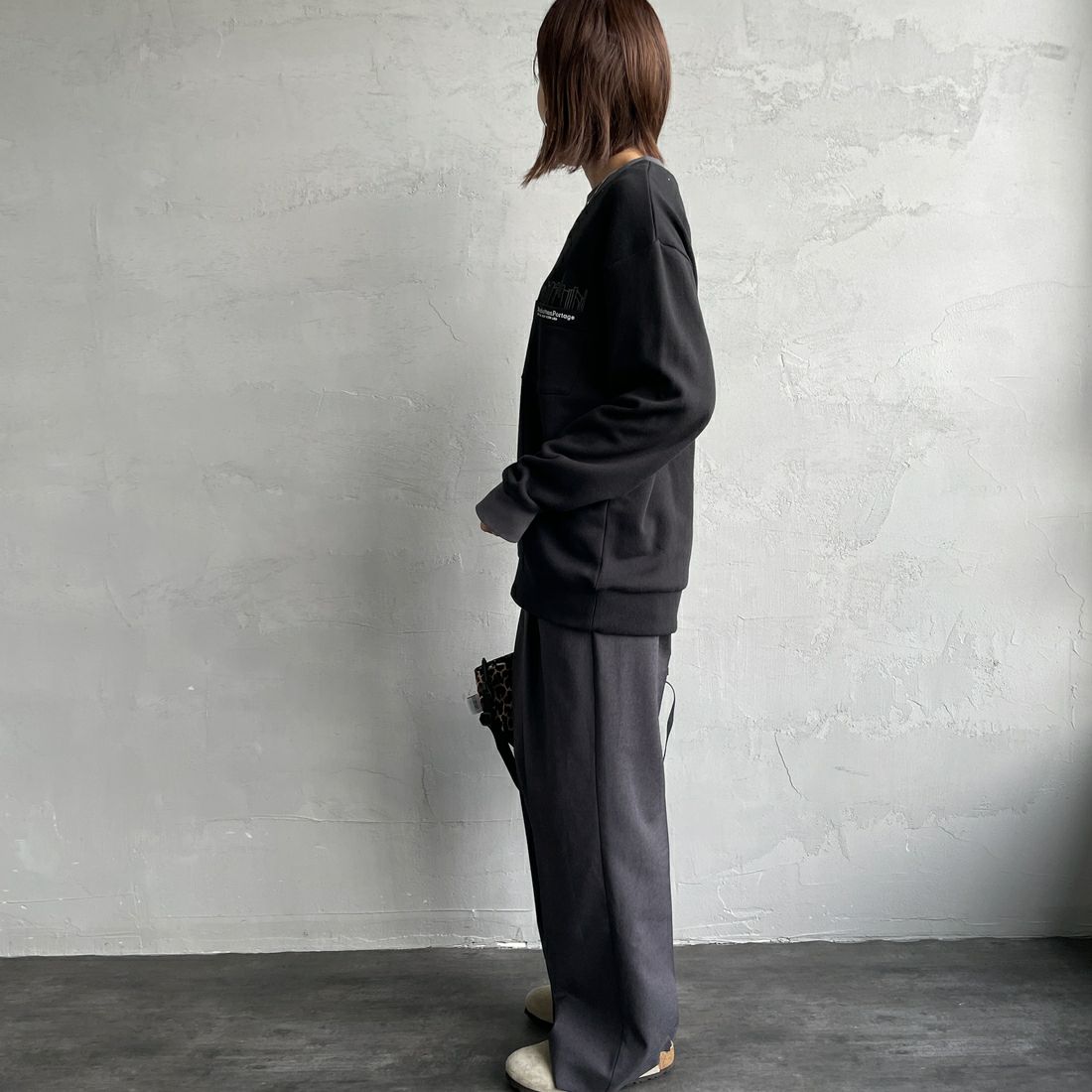 MANHATTAN PORTAGE [マンハッタンポーテージ] 別注 ポケット刺繍 リンガークルーネックスウェット [25FWMP-IN70-JF] BLACK &&モデル身長：160cm 着用サイズ：S&&