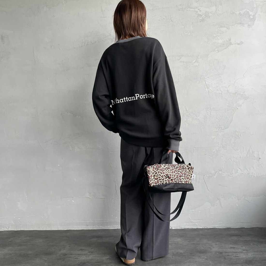 MANHATTAN PORTAGE [マンハッタンポーテージ] 別注 ポケット刺繍 リンガークルーネックスウェット [25FWMP-IN70-JF] BLACK &&モデル身長：160cm 着用サイズ：S&&