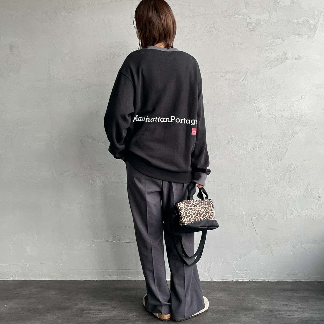 MANHATTAN PORTAGE [マンハッタンポーテージ] 別注 ポケット刺繍 リンガークルーネックスウェット [25FWMP-IN70-JF] BLACK &&モデル身長：160cm 着用サイズ：S&&