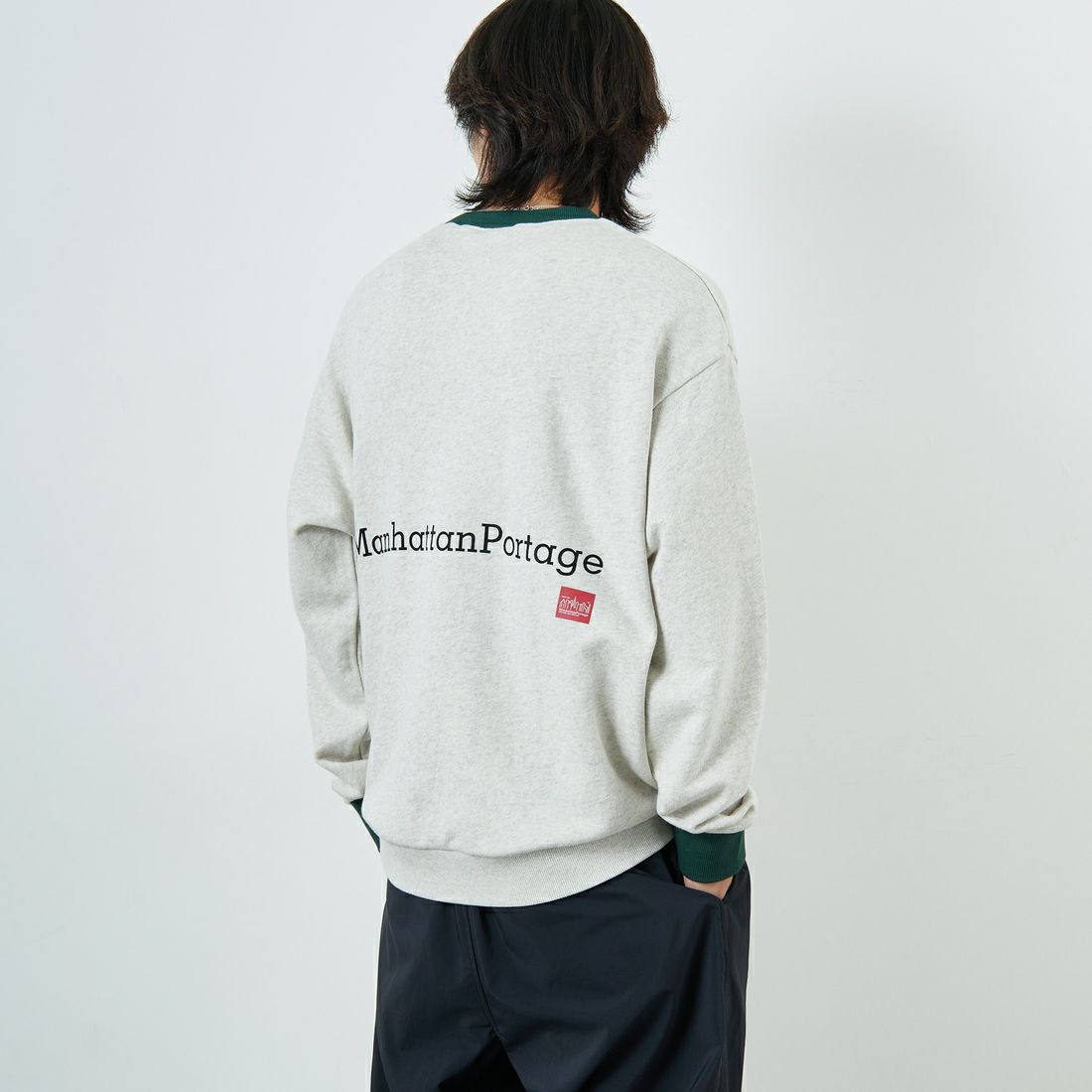 【予約商品】MANHATTAN PORTAGE [マンハッタンポーテージ] 別注 ポケット刺繍 リンガークルーネックスウェット [25FWMP-IN70-JF]