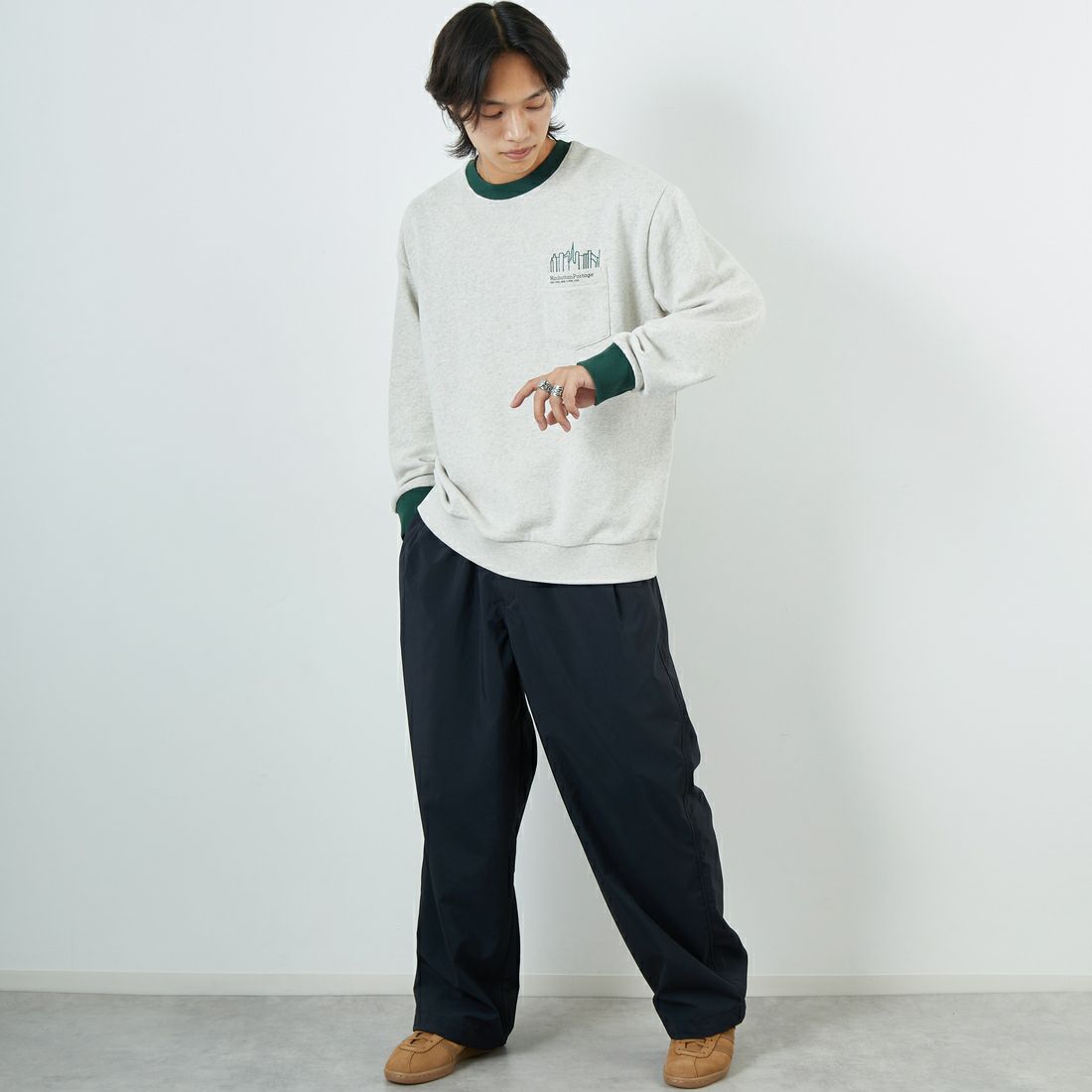 MANHATTAN PORTAGE [マンハッタンポーテージ] 別注 ポケット刺繍 リンガークルーネックスウェット [25FWMP-IN70-JF] OATMEAL &&モデル身長：179cm 着用サイズ：L&&