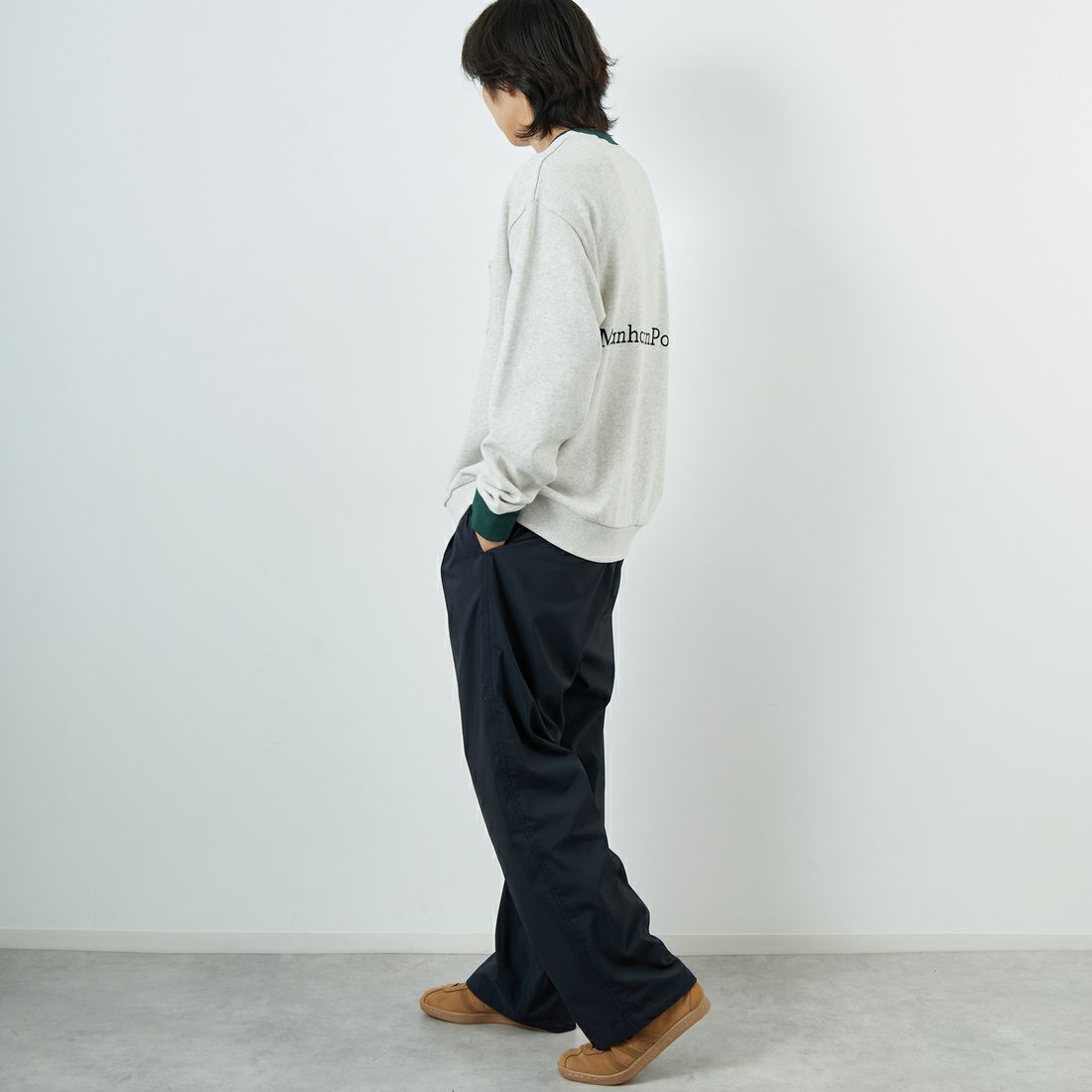 MANHATTAN PORTAGE [マンハッタンポーテージ] 別注 ポケット刺繍 リンガークルーネックスウェット [25FWMP-IN70-JF] OATMEAL &&モデル身長：179cm 着用サイズ：L&&