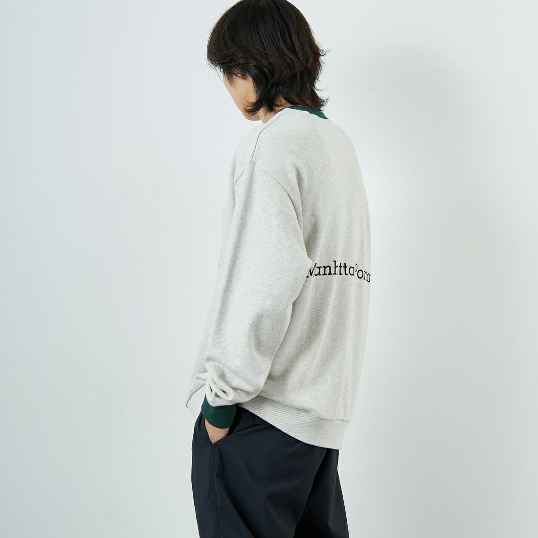 MANHATTAN PORTAGE [マンハッタンポーテージ] 別注 ポケット刺繍 リンガークルーネックスウェット [25FWMP-IN70-JF] OATMEAL &&モデル身長：179cm 着用サイズ：L&&