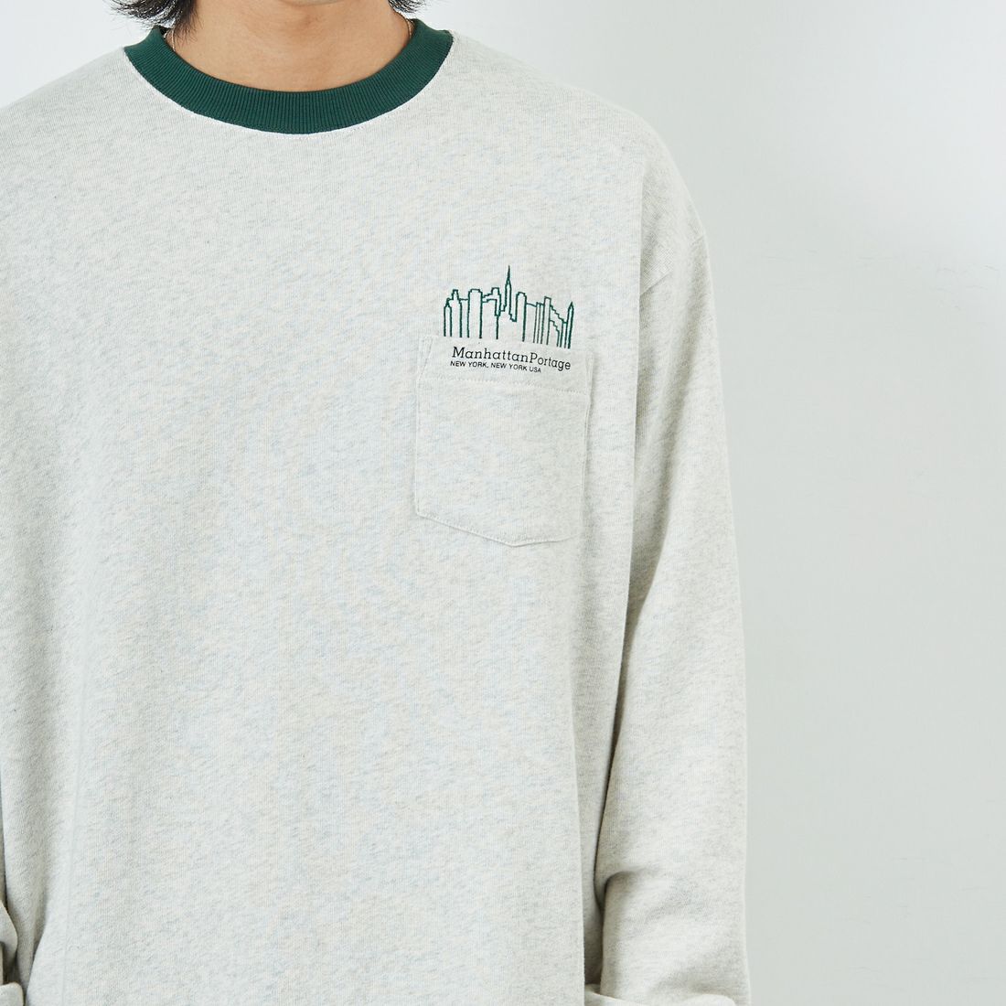 MANHATTAN PORTAGE [マンハッタンポーテージ] 別注 ポケット刺繍 リンガークルーネックスウェット [25FWMP-IN70-JF] OATMEAL &&モデル身長：179cm 着用サイズ：L&&