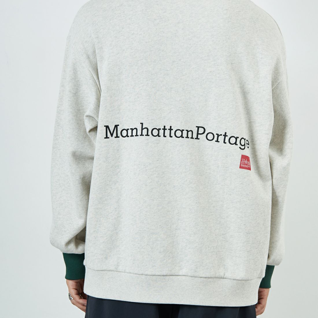 MANHATTAN PORTAGE [マンハッタンポーテージ] 別注 ポケット刺繍 リンガークルーネックスウェット [25FWMP-IN70-JF] OATMEAL &&モデル身長：179cm 着用サイズ：L&&