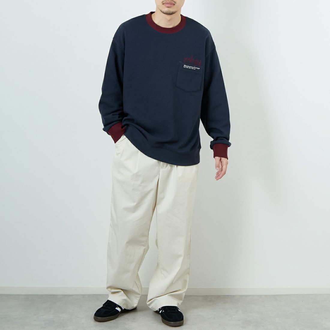 MANHATTAN PORTAGE [マンハッタンポーテージ] 別注 ポケット刺繍 リンガークルーネックスウェット [25FWMP-IN70-JF] NAVY &&モデル身長：168cm 着用サイズ：L&&