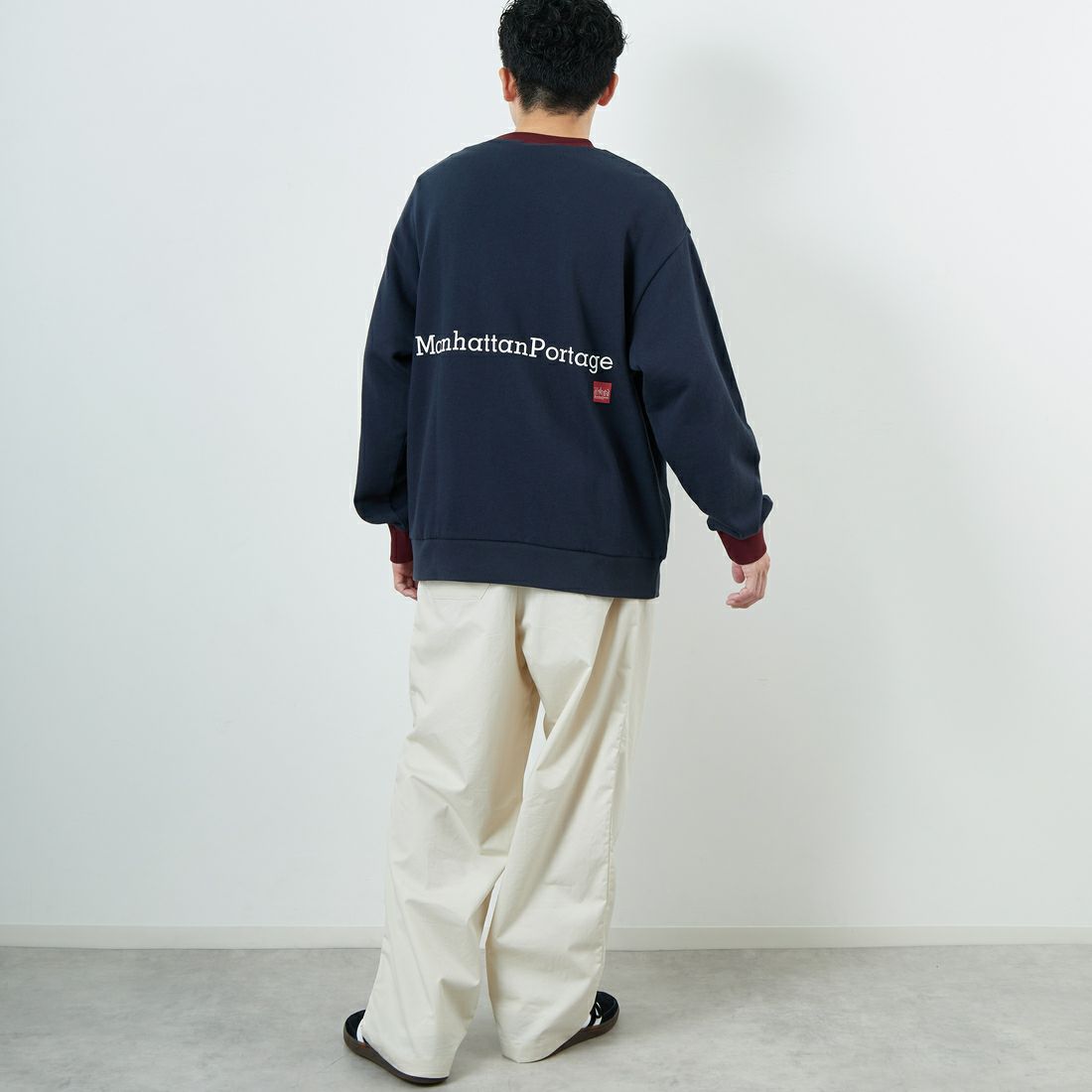 MANHATTAN PORTAGE [マンハッタンポーテージ] 別注 ポケット刺繍 リンガークルーネックスウェット [25FWMP-IN70-JF] NAVY &&モデル身長：168cm 着用サイズ：L&&