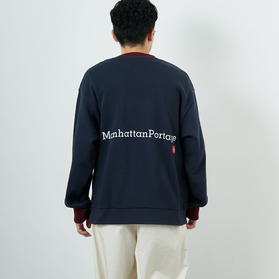 MANHATTAN PORTAGE [マンハッタンポーテージ] 別注 ポケット刺繍 リンガークルーネックスウェット [25FWMP-IN70-JF] NAVY &&モデル身長：168cm 着用サイズ：L&&