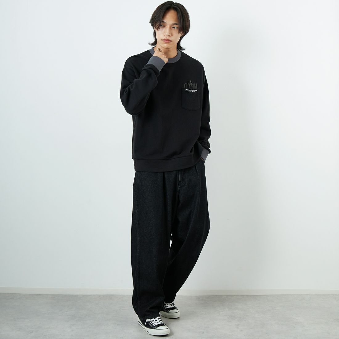MANHATTAN PORTAGE [マンハッタンポーテージ] 別注 ポケット刺繍 リンガークルーネックスウェット [25FWMP-IN70-JF] BLACK &&モデル身長：179cm 着用サイズ：L&&