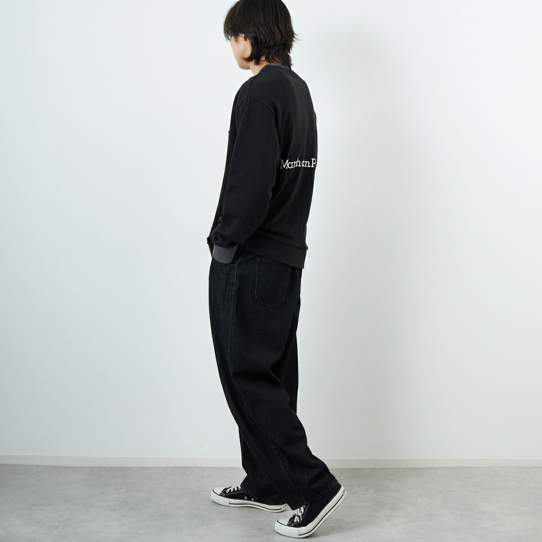 MANHATTAN PORTAGE [マンハッタンポーテージ] 別注 ポケット刺繍 リンガークルーネックスウェット [25FWMP-IN70-JF] BLACK &&モデル身長：179cm 着用サイズ：L&&