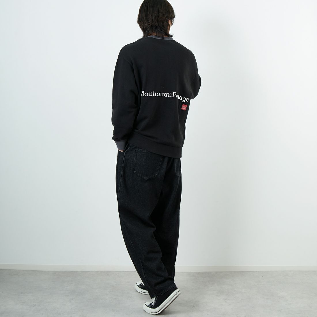 MANHATTAN PORTAGE [マンハッタンポーテージ] 別注 ポケット刺繍 リンガークルーネックスウェット [25FWMP-IN70-JF] BLACK &&モデル身長：179cm 着用サイズ：L&&