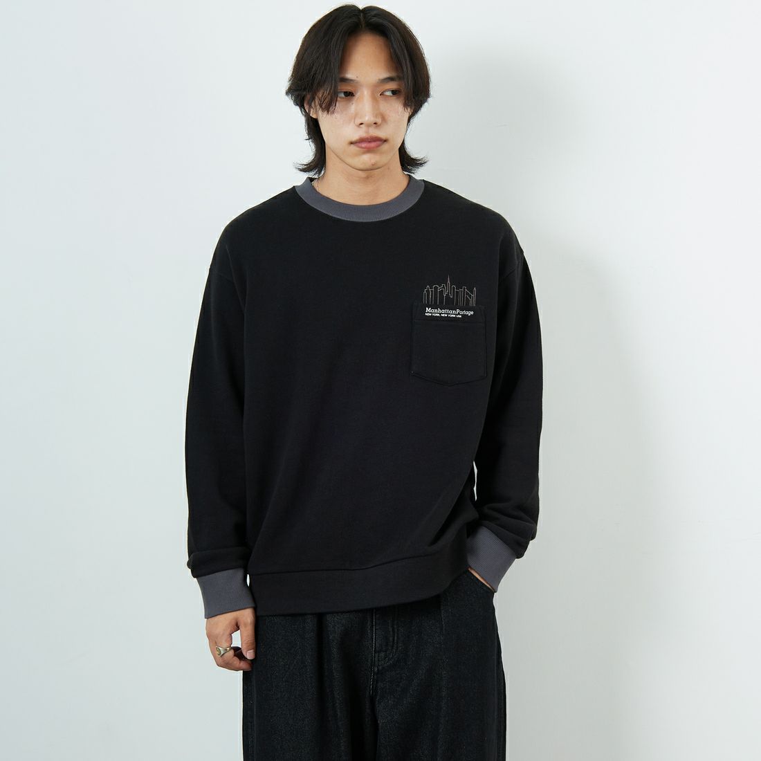 MANHATTAN PORTAGE [マンハッタンポーテージ] 別注 ポケット刺繍 リンガークルーネックスウェット [25FWMP-IN70-JF] BLACK &&モデル身長：179cm 着用サイズ：L&&