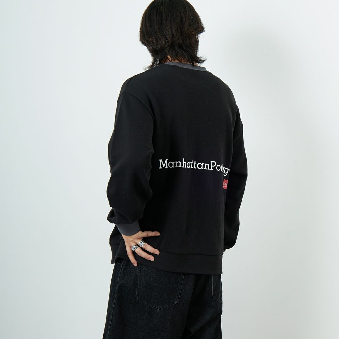 MANHATTAN PORTAGE [マンハッタンポーテージ] 別注 ポケット刺繍 リンガークルーネックスウェット [25FWMP-IN70-JF] BLACK &&モデル身長：179cm 着用サイズ：L&&