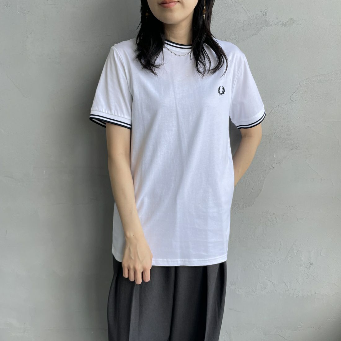 FRED PERRY [フレッドペリー] ツインティップTシャツ [M1588] 100 WHITE &&モデル身長：160cm 着用サイズ：XS&&