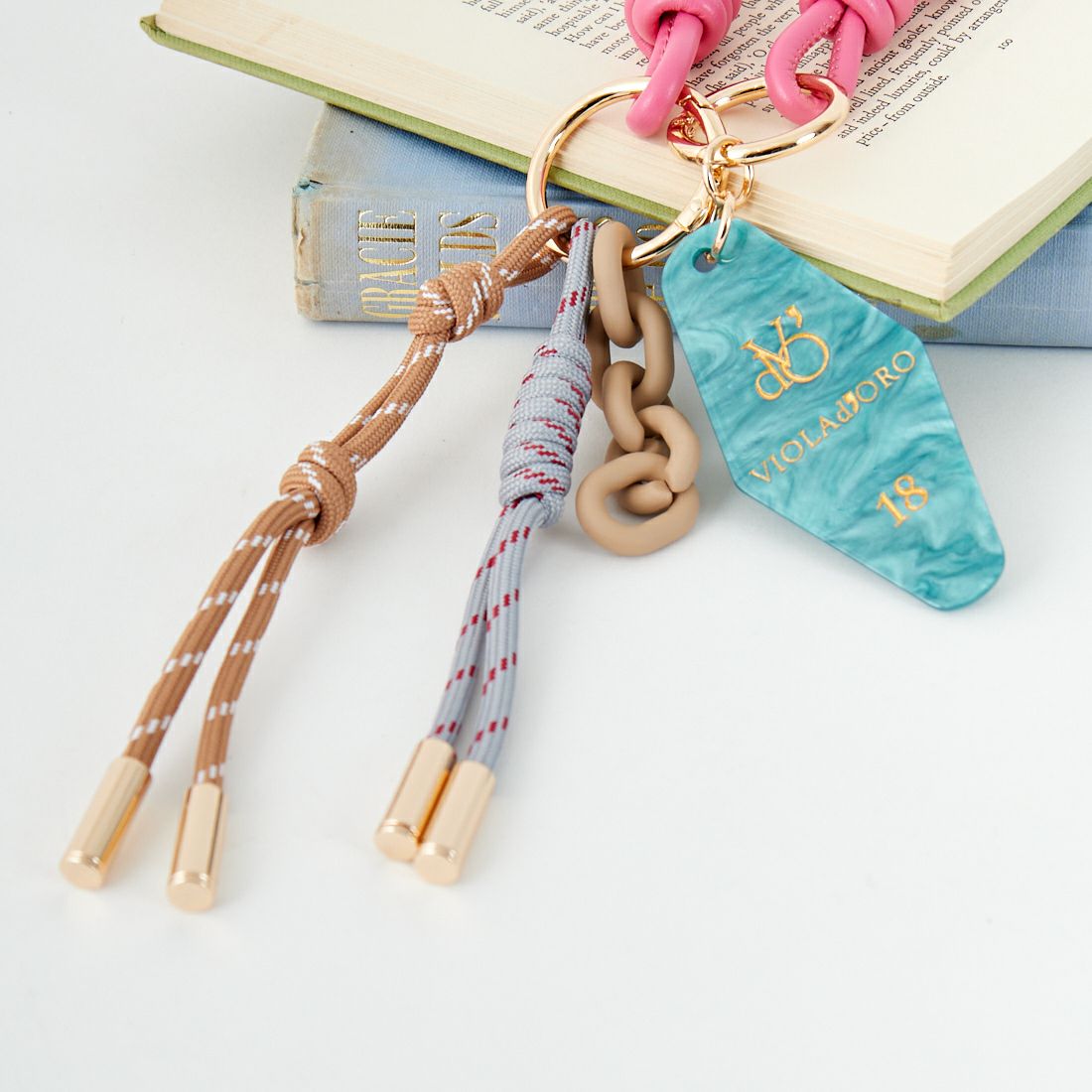 VIOLAd'ORO [ヴィオラドーロ] アクリル×コード バッグチャーム [V-5078] B.KEY/FUCH