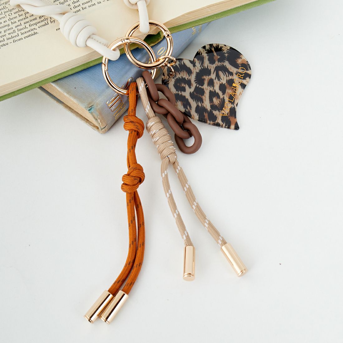 VIOLAd'ORO [ヴィオラドーロ] アクリル×コード バッグチャーム [V-5078] L.HEART/WH