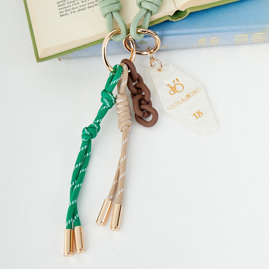 VIOLAd'ORO [ヴィオラドーロ] アクリル×コード バッグチャーム [V-5078] P.KEY/L.GN