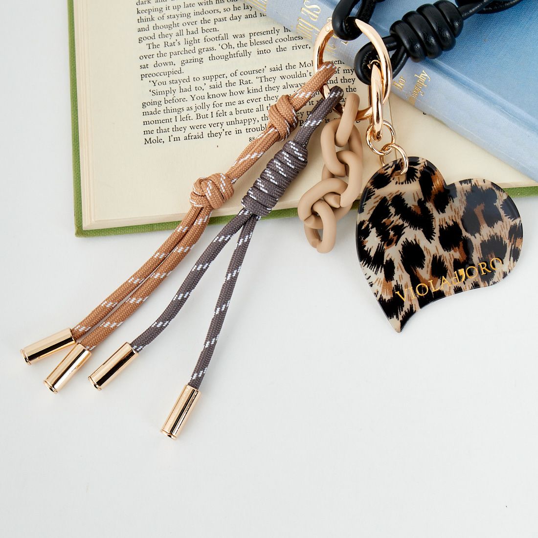 VIOLAd'ORO [ヴィオラドーロ] アクリル×コード バッグチャーム [V-5078] L.HEART/BK