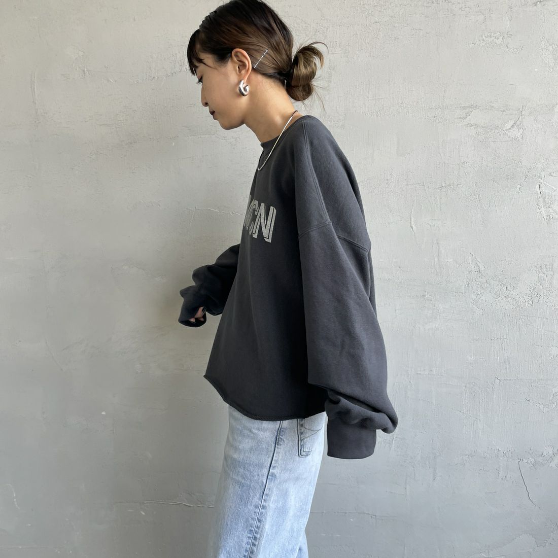 Americana × JEANS FACTORY [アメリカーナ × ジーンズファクトリー] 別注 カレッジプリント カットオフスウェット [BRF-736A-2-JF] ｽﾐｸﾛ &&モデル身長：150cm 着用サイズ：ONE SIZE&&