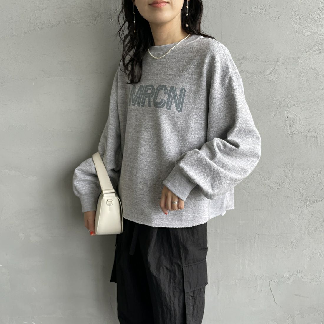 Americana × JEANS FACTORY [アメリカーナ × ジーンズファクトリー] 別注 カレッジプリント カットオフスウェット [BRF-736A-2-JF] ﾓｸｸﾞﾚｰ &&モデル身長：158cm 着用サイズ：ONE SIZE&&