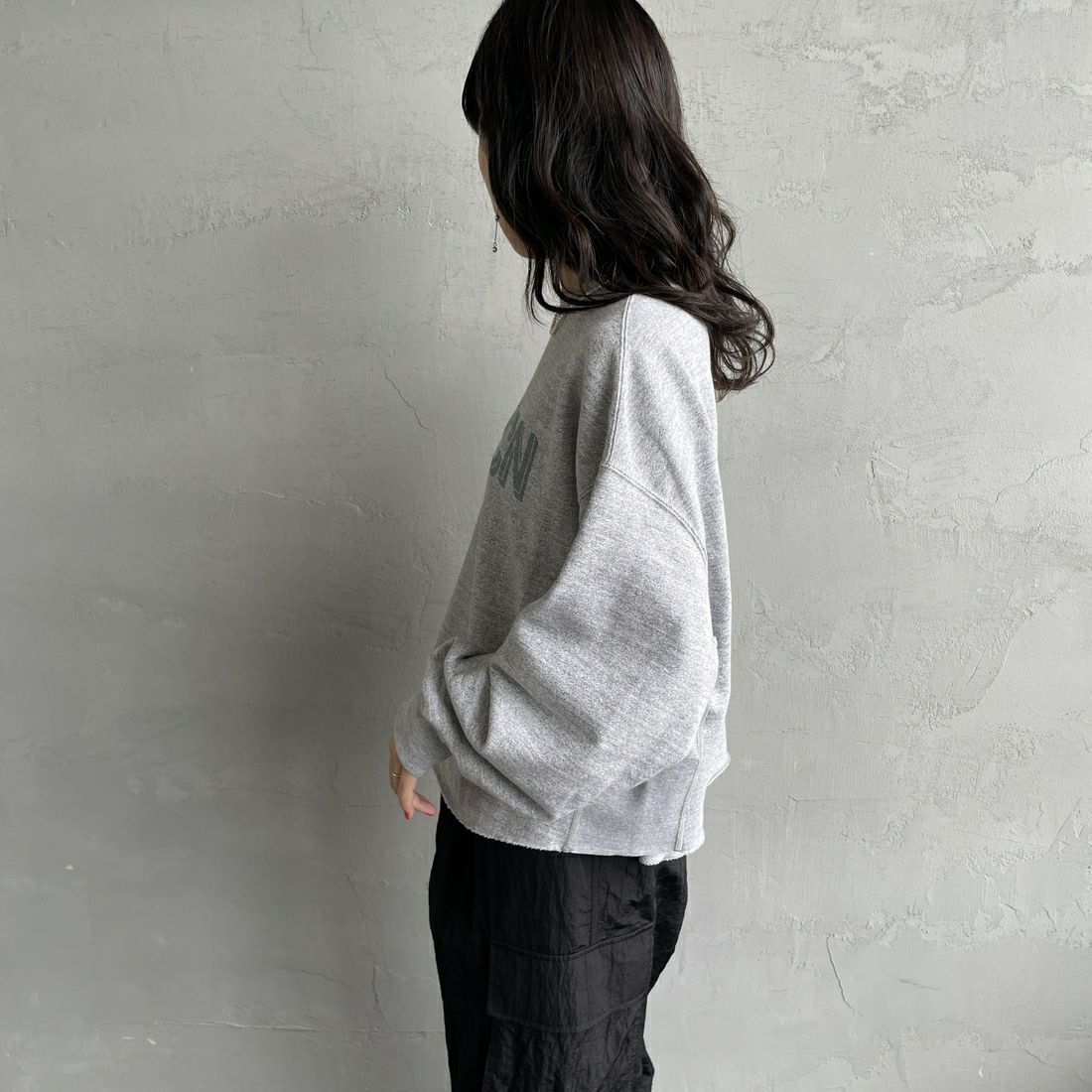 Americana × JEANS FACTORY [アメリカーナ × ジーンズファクトリー] 別注 カレッジプリント カットオフスウェット [BRF-736A-2-JF] ﾓｸｸﾞﾚｰ &&モデル身長：158cm 着用サイズ：ONE SIZE&&