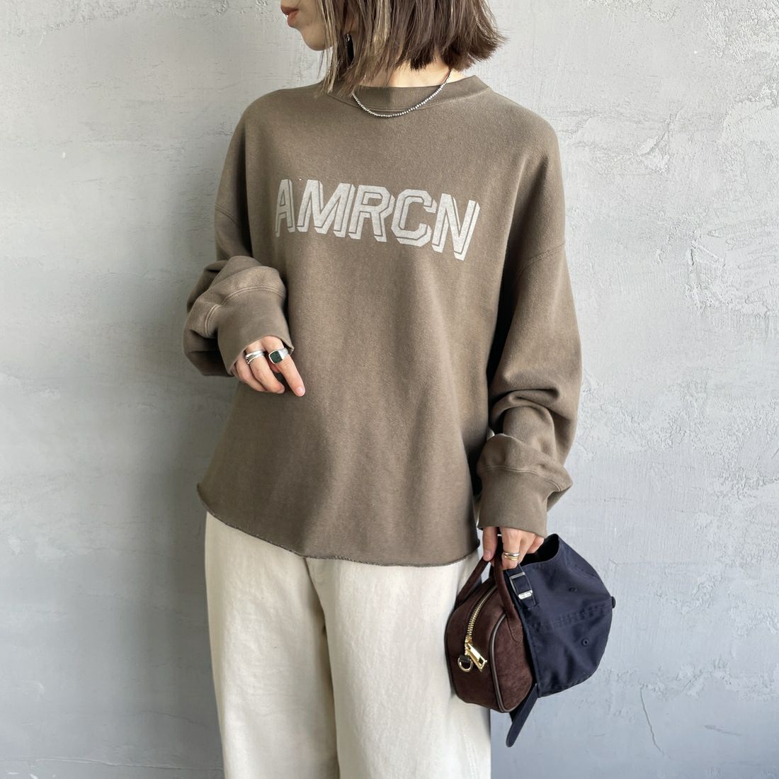 Americana × JEANS FACTORY [アメリカーナ × ジーンズファクトリー] 別注 カレッジプリント カットオフスウェット [BRF-736A-2-JF] ﾌﾞﾗｳﾝ &&モデル身長：160cm 着用サイズ：ONE SIZE&&