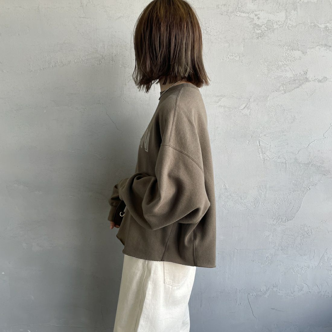 Americana × JEANS FACTORY [アメリカーナ × ジーンズファクトリー] 別注 カレッジプリント カットオフスウェット [BRF-736A-2-JF] ﾌﾞﾗｳﾝ &&モデル身長：160cm 着用サイズ：ONE SIZE&&