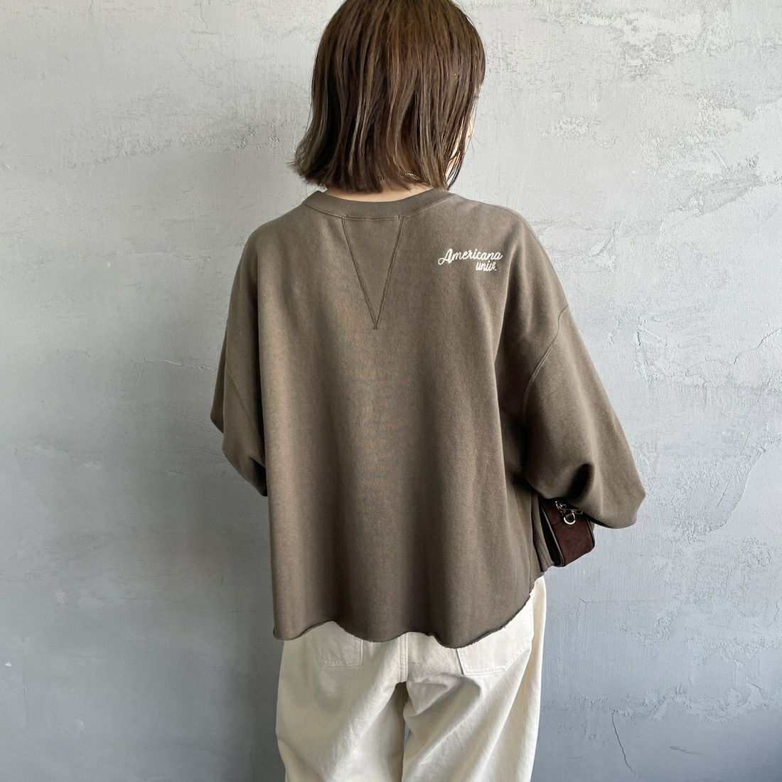 Americana × JEANS FACTORY [アメリカーナ × ジーンズファクトリー] 別注 カレッジプリント カットオフスウェット [BRF-736A-2-JF] ﾌﾞﾗｳﾝ &&モデル身長：160cm 着用サイズ：ONE SIZE&&