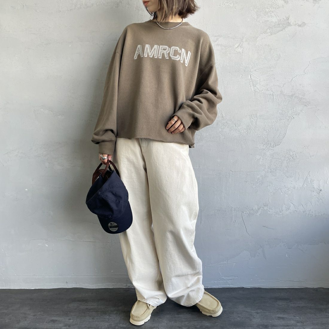 Americana × JEANS FACTORY [アメリカーナ × ジーンズファクトリー] 別注 カレッジプリント カットオフスウェット [BRF-736A-2-JF] ﾌﾞﾗｳﾝ &&モデル身長：160cm 着用サイズ：ONE SIZE&&