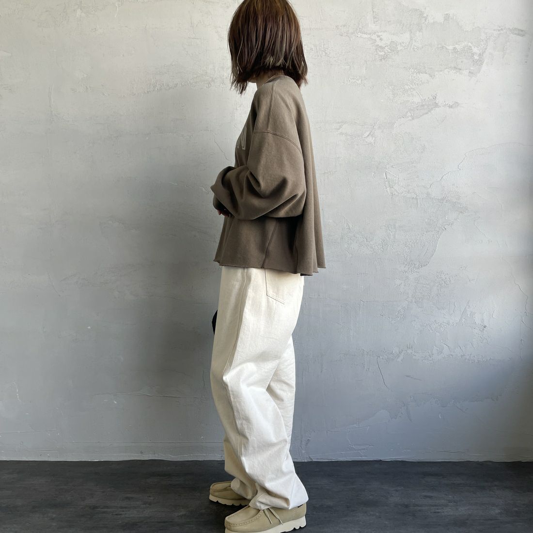 Americana × JEANS FACTORY [アメリカーナ × ジーンズファクトリー] 別注 カレッジプリント カットオフスウェット [BRF-736A-2-JF] ﾌﾞﾗｳﾝ &&モデル身長：160cm 着用サイズ：ONE SIZE&&