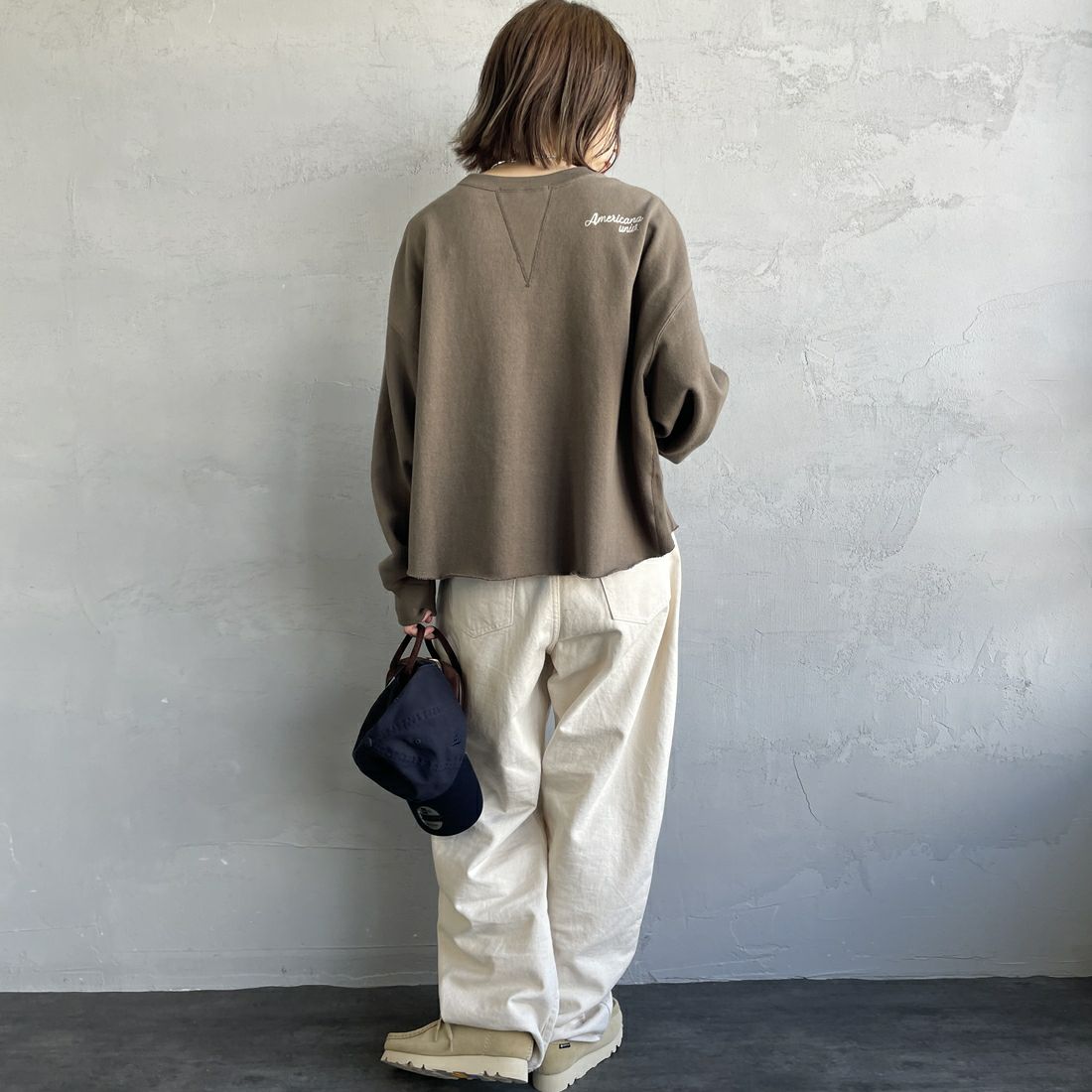 Americana × JEANS FACTORY [アメリカーナ × ジーンズファクトリー] 別注 カレッジプリント カットオフスウェット [BRF-736A-2-JF] ﾌﾞﾗｳﾝ &&モデル身長：160cm 着用サイズ：ONE SIZE&&