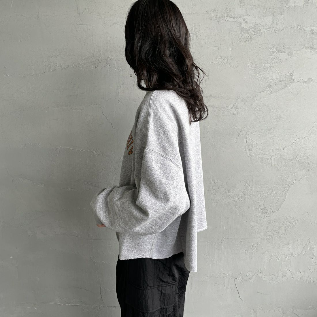 Americana × JEANS FACTORY [アメリカーナ × ジーンズファクトリー] 別注 カレッジプリント カットオフスウェット [BRF-736A-1-JF] ﾓｸｸﾞﾚｰ &&モデル身長：160cm 着用サイズ：ONE SIZE&&