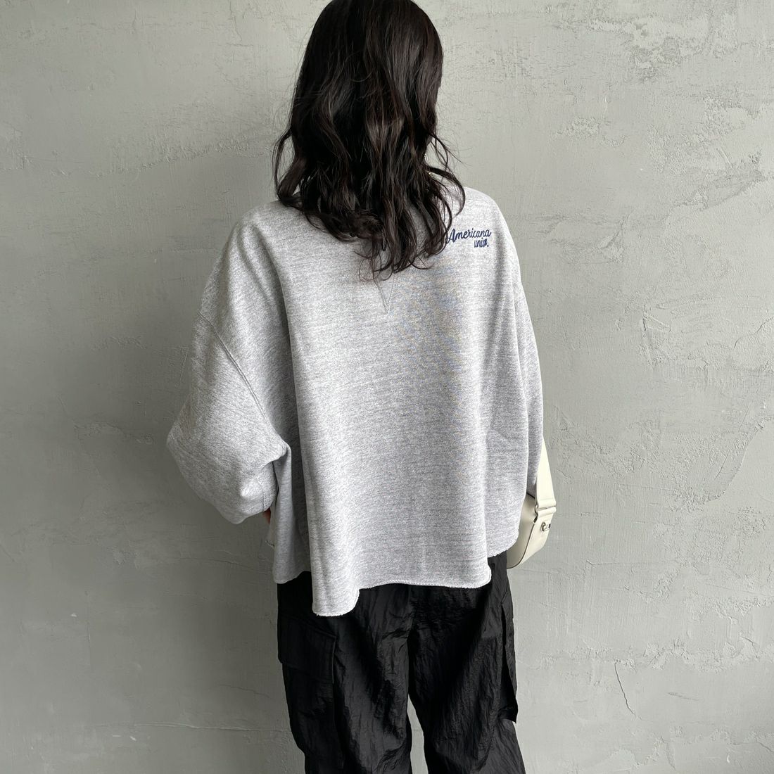 Americana × JEANS FACTORY [アメリカーナ × ジーンズファクトリー] 別注 カレッジプリント カットオフスウェット [BRF-736A-1-JF] ﾓｸｸﾞﾚｰ &&モデル身長：160cm 着用サイズ：ONE SIZE&&