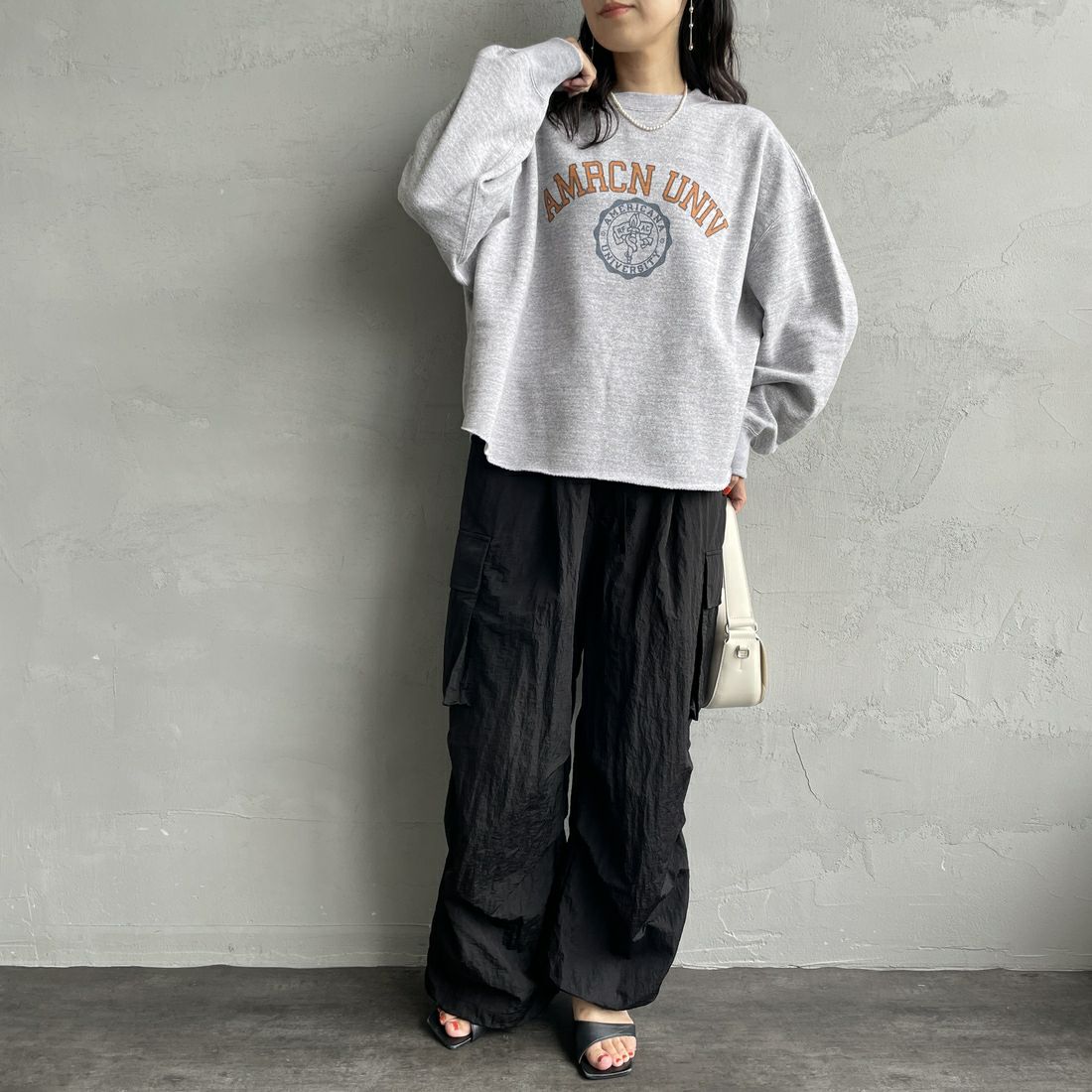 Americana × JEANS FACTORY [アメリカーナ × ジーンズファクトリー] 別注 カレッジプリント カットオフスウェット [BRF-736A-1-JF] ﾓｸｸﾞﾚｰ &&モデル身長：160cm 着用サイズ：ONE SIZE&&