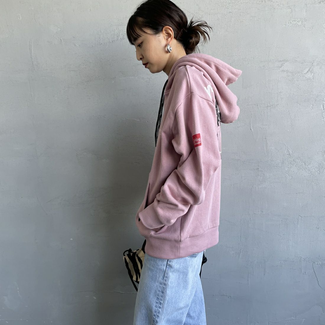 MANHATTAN PORTAGE [マンハッタンポーテージ] 別注 バックフォトプリントパーカー [25FWMP-IN73-JF] PINK &&モデル身長：150cm 着用サイズ：S&&