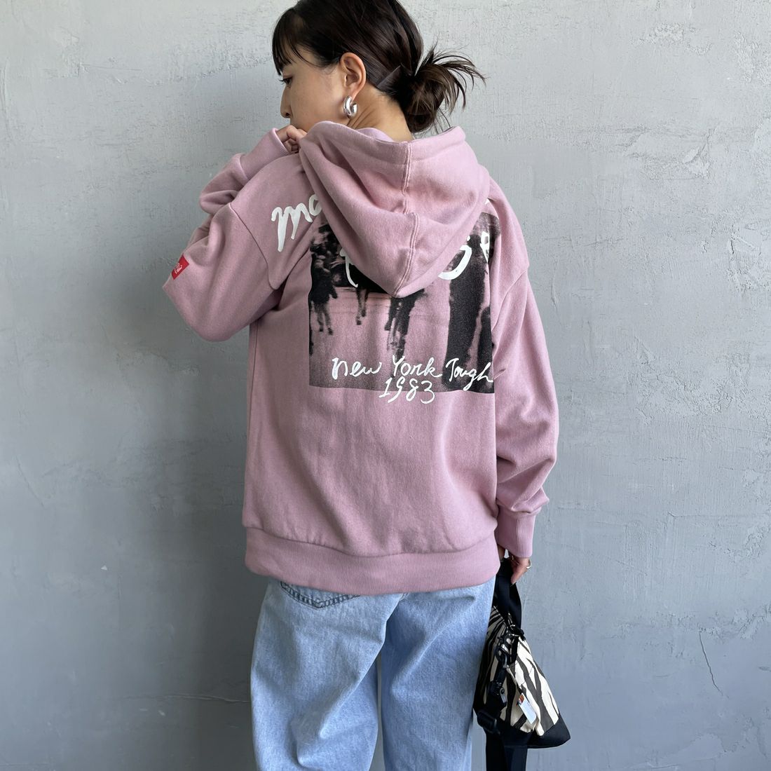 MANHATTAN PORTAGE [マンハッタンポーテージ] 別注 バックフォトプリントパーカー [25FWMP-IN73-JF] PINK &&モデル身長：150cm 着用サイズ：S&&
