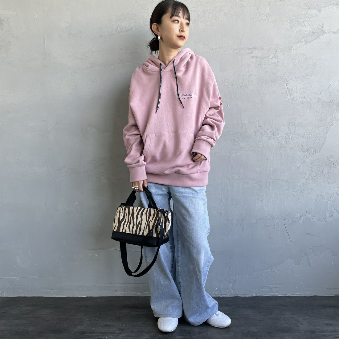 MANHATTAN PORTAGE [マンハッタンポーテージ] 別注 バックフォトプリントパーカー [25FWMP-IN73-JF] PINK &&モデル身長：150cm 着用サイズ：S&&