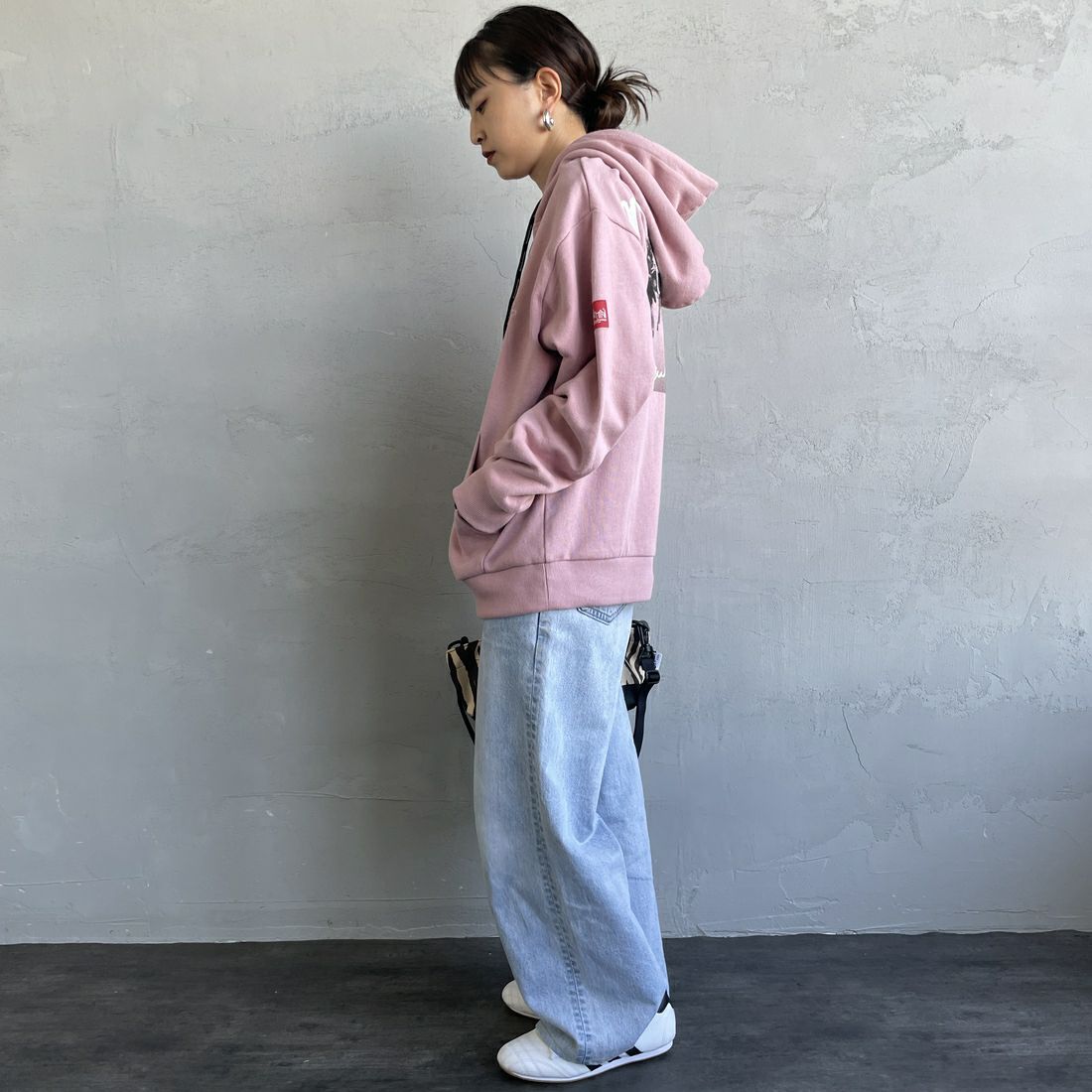 MANHATTAN PORTAGE [マンハッタンポーテージ] 別注 バックフォトプリントパーカー [25FWMP-IN73-JF] PINK &&モデル身長：150cm 着用サイズ：S&&