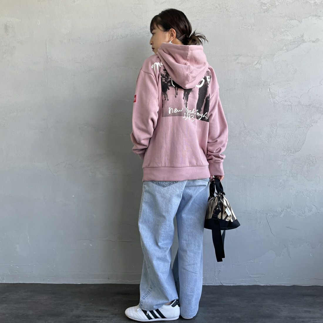 MANHATTAN PORTAGE [マンハッタンポーテージ] 別注 バックフォトプリントパーカー [25FWMP-IN73-JF] PINK &&モデル身長：150cm 着用サイズ：S&&