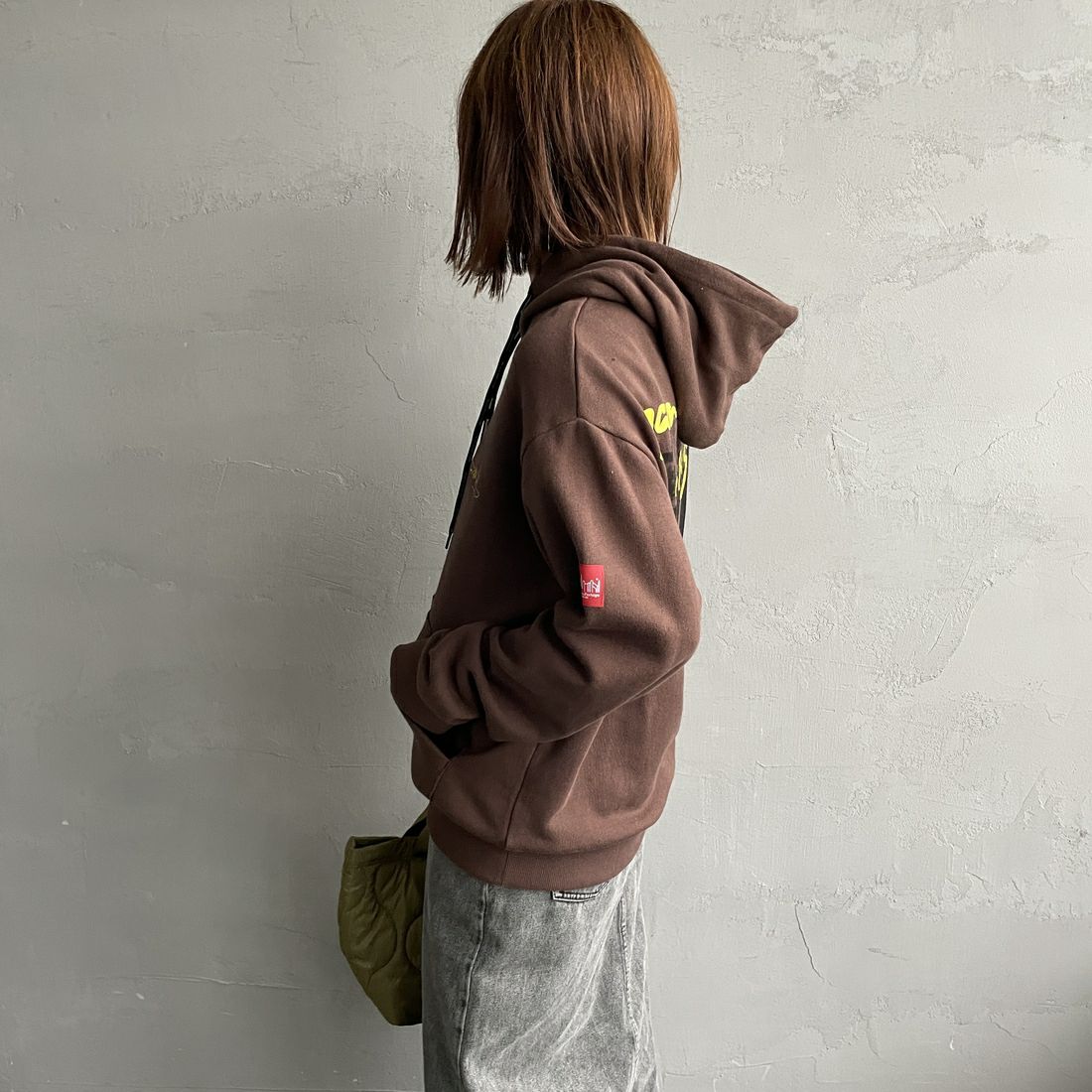 MANHATTAN PORTAGE [マンハッタンポーテージ] 別注 バックフォトプリントパーカー [25FWMP-IN73-JF] D.BROWN &&モデル身長：158cm 着用サイズ：S&&