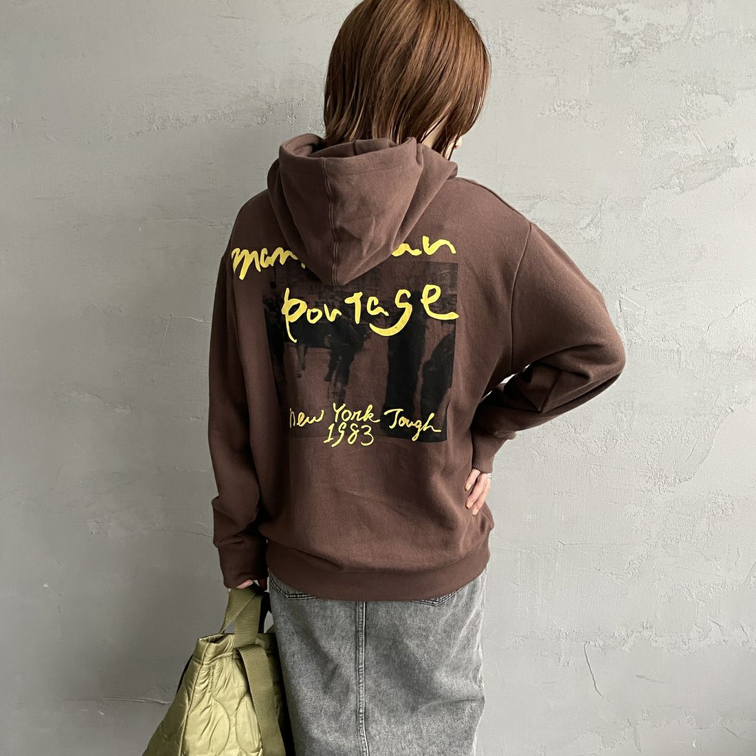 MANHATTAN PORTAGE [マンハッタンポーテージ] 別注 バックフォトプリントパーカー [25FWMP-IN73-JF] D.BROWN &&モデル身長：158cm 着用サイズ：S&&