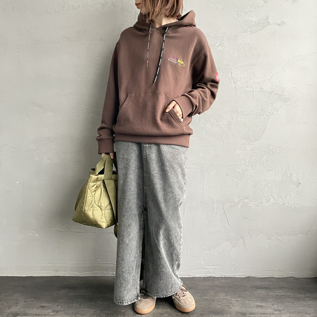 MANHATTAN PORTAGE [マンハッタンポーテージ] 別注 バックフォトプリントパーカー [25FWMP-IN73-JF] D.BROWN &&モデル身長：158cm 着用サイズ：S&&