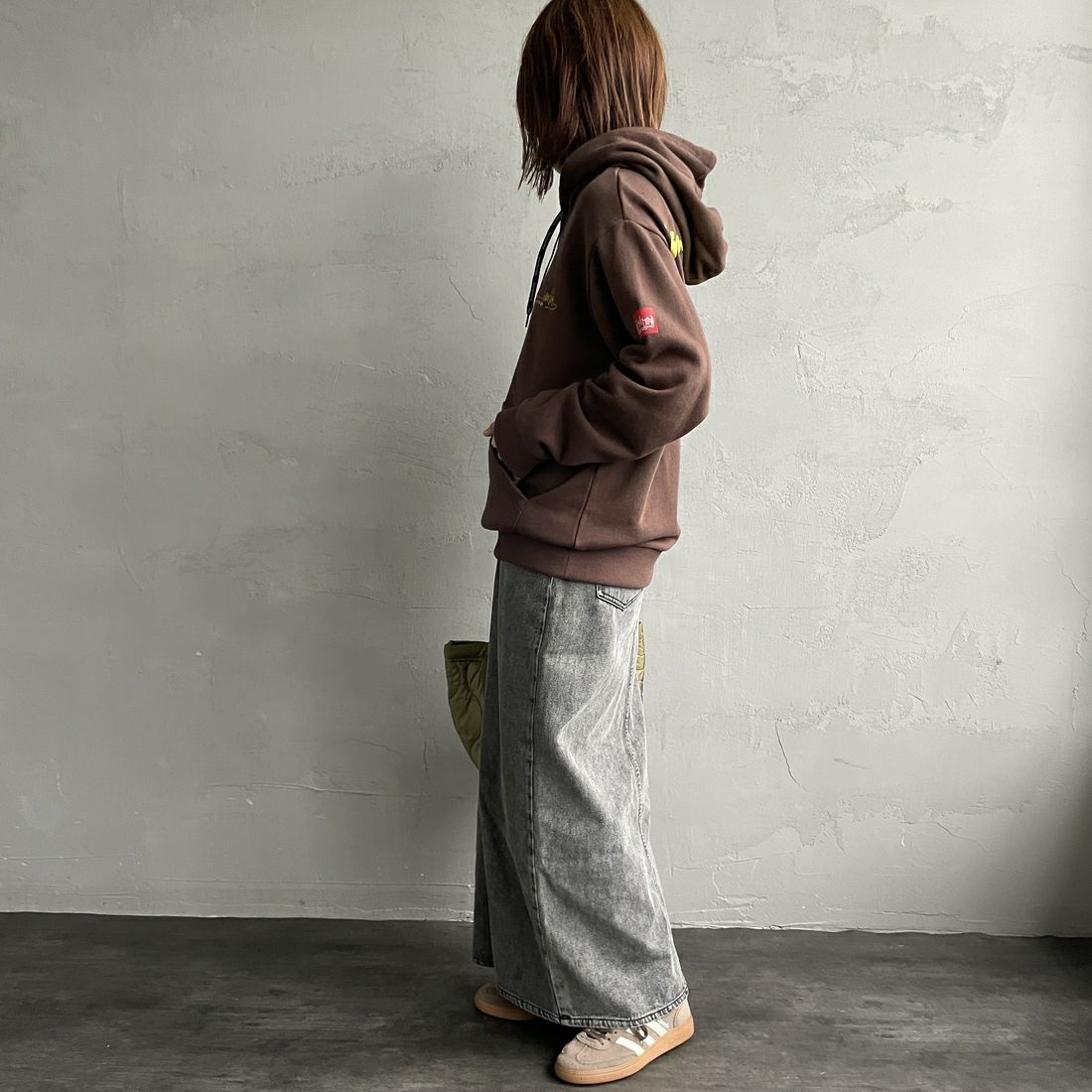 MANHATTAN PORTAGE [マンハッタンポーテージ] 別注 バックフォトプリントパーカー [25FWMP-IN73-JF] D.BROWN &&モデル身長：158cm 着用サイズ：S&&