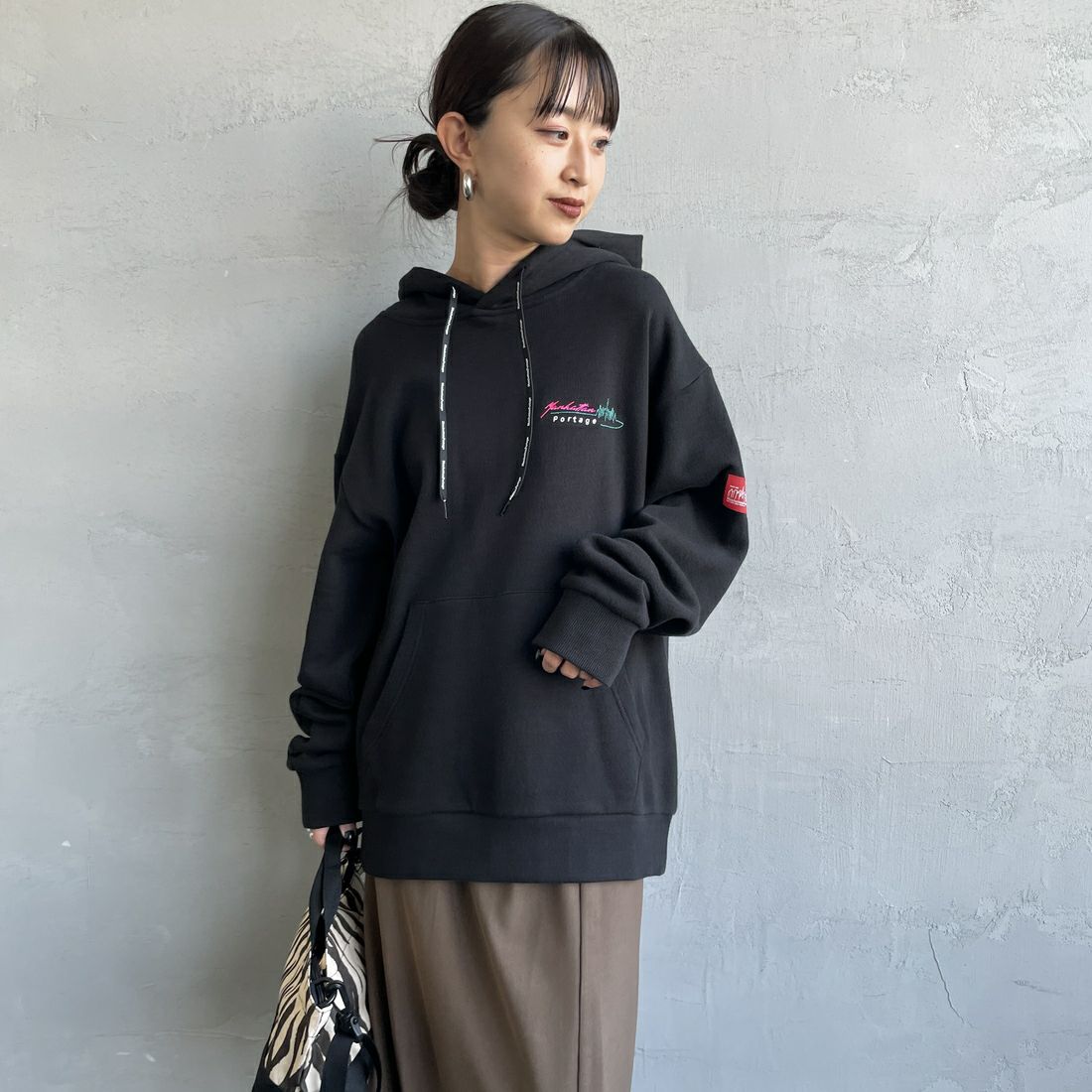 MANHATTAN PORTAGE [マンハッタンポーテージ] 別注 バックフォトプリントパーカー [25FWMP-IN73-JF] BLACK &&モデル身長：150cm 着用サイズ：S&&