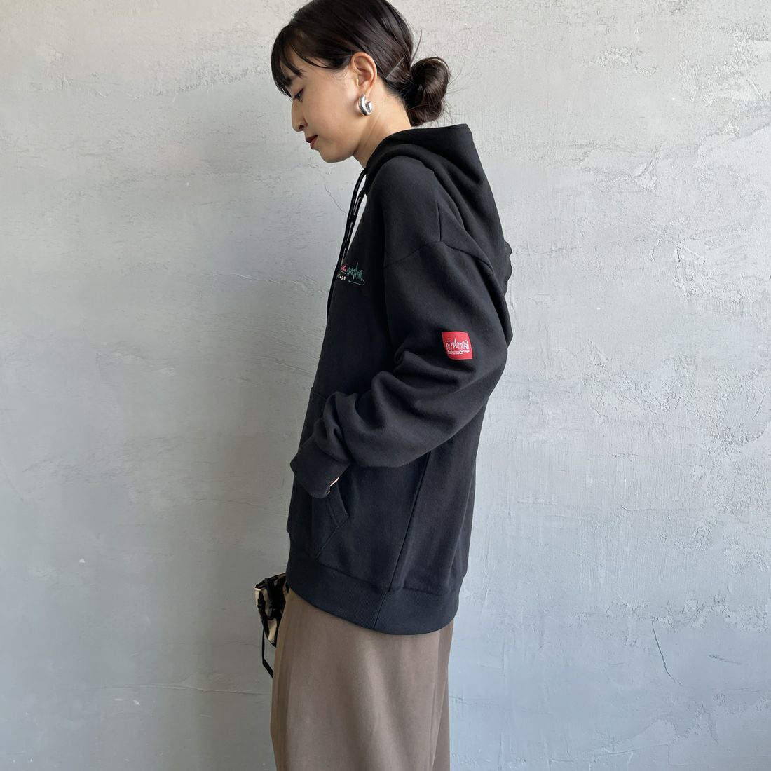 MANHATTAN PORTAGE [マンハッタンポーテージ] 別注 バックフォトプリントパーカー [25FWMP-IN73-JF] BLACK &&モデル身長：150cm 着用サイズ：S&&