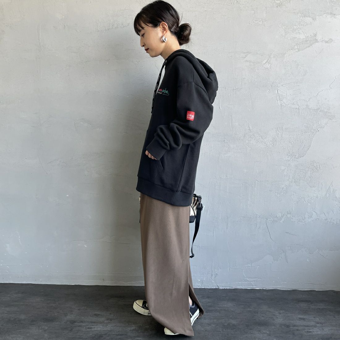 MANHATTAN PORTAGE [マンハッタンポーテージ] 別注 バックフォトプリントパーカー [25FWMP-IN73-JF] BLACK &&モデル身長：150cm 着用サイズ：S&&