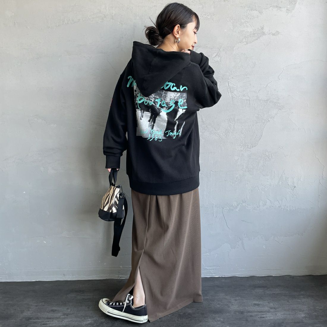 MANHATTAN PORTAGE [マンハッタンポーテージ] 別注 バックフォトプリントパーカー [25FWMP-IN73-JF] BLACK &&モデル身長：150cm 着用サイズ：S&&